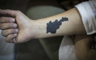 Un jeune Arménien montre son bras tatoué avec la carte d'Arménie, le 12 avril 2015 (Crédit : Hadas Parush / Flash90)