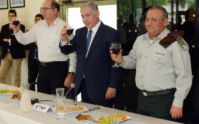 Le Premier ministre Benjamin Netanyahu avec le ministre de la Défense Moshe Yaalon et le chef d'état-major Gadi Eizenkot (à droite), le 20 avril 2015 (Crédit : Photo par Haim Zach / GPO)