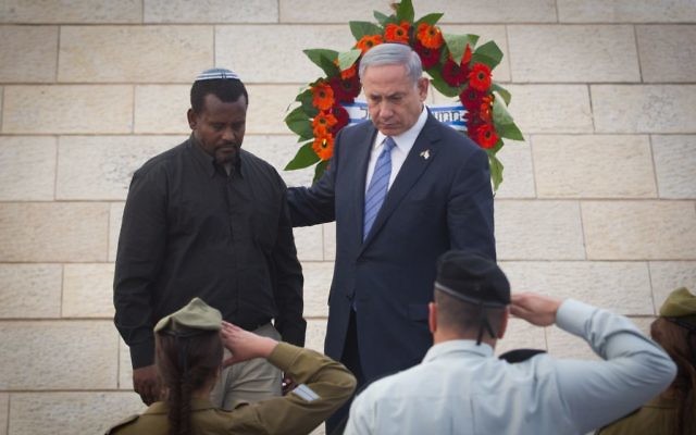 Benjamin Netanyahu et le père d'un des soldats tombés au combat déposent une couronne de fleurs le jour du Souvenir, à "Yad LeBanim" à Jérusalem le 21 avril, 2015. (Crédit : Miriam Alster / Flash90) Benjamin Netanyahu et le père d'un des soldats tombés au combat déposent une couronne de fleurs le jour du Souvenir, à "Yad LeBanim" à Jérusalem le 21 avril, 2015. (Crédit : Miriam Alster / Flash90)