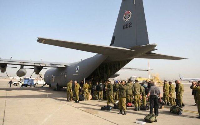 Une délégation de l'aide de Tsahal se prépare à monter à bord d'un avion de l'armée de l'air pour le Népal, le 27 avril 2015 (Crédit : IDF porte-parole) Une délégation de l'aide de Tsahal se prépare à monter à bord d'un avion de l'armée de l'air pour le Népal, le 27 avril 2015 (Crédit : IDF porte-parole)
