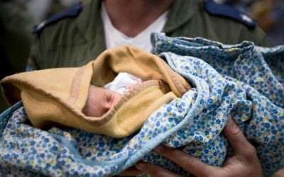 La délégation de secouriste de l'armée israélienne en train de soigner un enfant au Népal (Crédit : porte-parole de Tsahal)