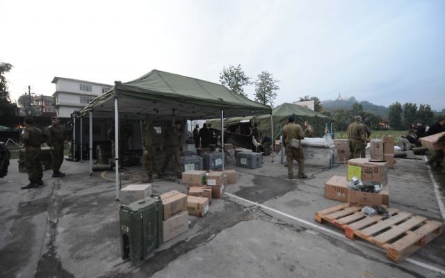 Mise en place de l'hôpital de campagne par Tsahal au Népal (Crédit : IDF) Mise en place de l'hôpital de campagne par Tsahal au Népal (Crédit : IDF)