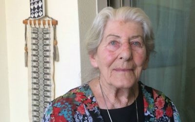 Betty Bausch à son domicile de Kfar Sava, Israël. 6 avril 2015. (Crédit : Renee Ghert-Zand / Times of Israël)