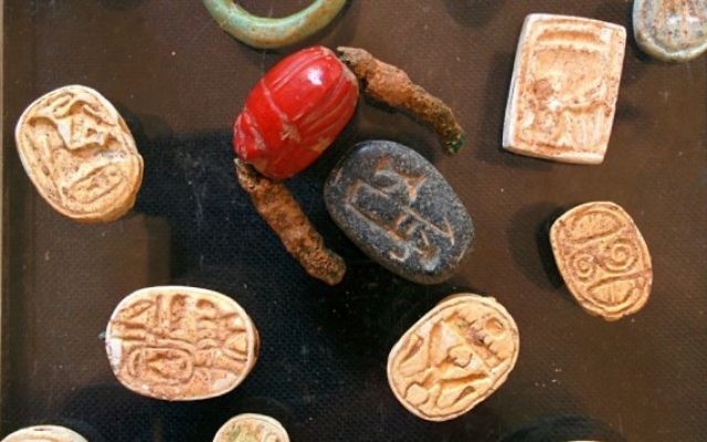 Sceaux de scarabées trouvés par les chercheurs de l'Autorité des Antiquités d'Israël dans une grotte près de Tel Halif, au sud d'Israël (Crédit : Ilan Ben Zion/Times of Israel staff)