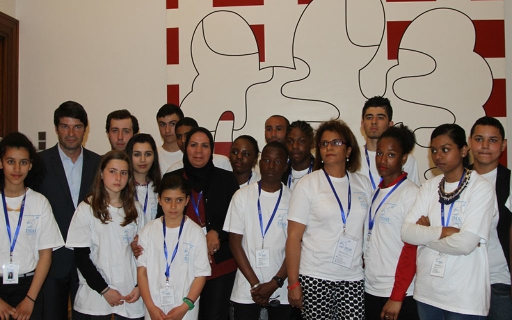 Patrick Maisonnave, Latifa Ibn Ziaten et l'ensemble des élèves venus en Israël avec l'association Imad, le 27 avril 2015. (Crédit : Ambassade française en Israël)
