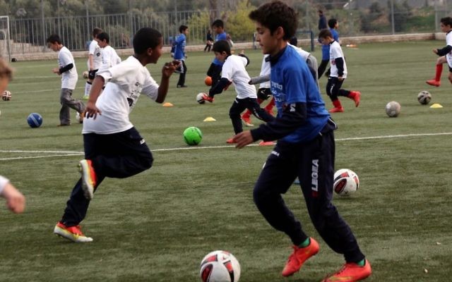 Les enfants jouant dans l'équipe des Egaux s'entrainant au football à Jérusalem le 19 mars 2015 (Crédit : Autorisation de Yossi Zamir) Les enfants jouant dans l'équipe des Egaux s'entrainant au football à Jérusalem le 19 mars 2015 (Crédit : Autorisation de Yossi Zamir)