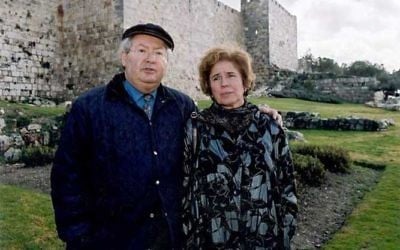 Serge et Béate Klarsfeld à Jérusalem, en novembre 2009. (Crédit : CC BY SA 3.0) Serge et Béate Klarsfeld à Jérusalem, en novembre 2009. (Crédit : CC BY SA 3.0)