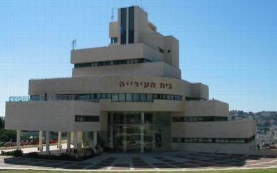 L'hôtel de  ville de Nazareth Illit (Crédit : CC BY-SA, Beny Shlevich / Wikimedia)