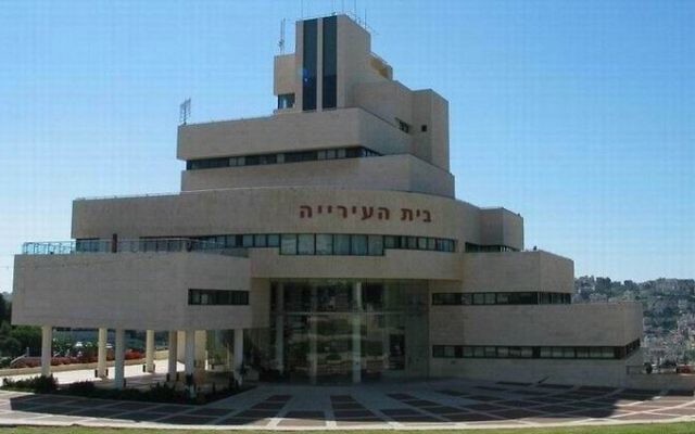 L'hôtel de ville de Nazareth Illit (Crédit : CC BY-SA, Beny Shlevich / Wikimedia) L'hôtel de ville de Nazareth Illit (Crédit : CC BY-SA, Beny Shlevich / Wikimedia)