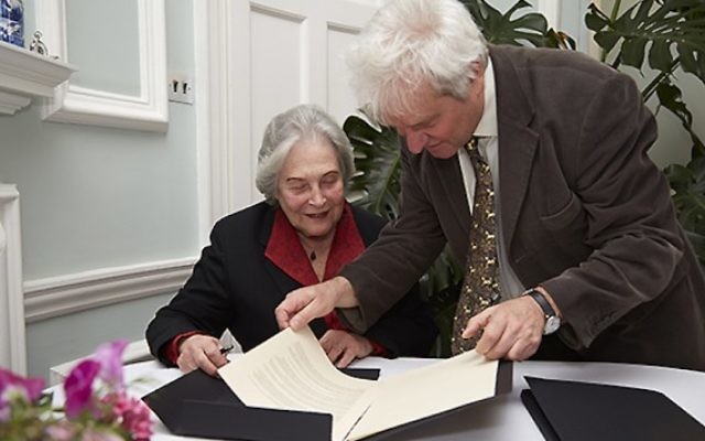 Le Dr Ruth Arnon (à gauche) et le Dr Paul Nurse signent l'accord (Crédit photo: DR) Le Dr Ruth Arnon (à gauche) et le Dr Paul Nurse signent l'accord (Crédit photo: DR)