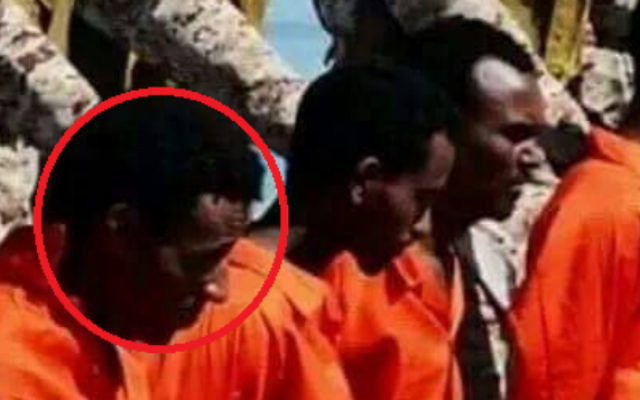 'T,' l'un des trois migrants érythréens qui auraient été tués par l'État islamique, apparaît dans la vidéo du groupe terroriste publié le 19 avril 2015 (Crédit : Autorisation d'Israel’s Hotline for Refugees and Migrants ) 'T,' l'un des trois migrants érythréens qui auraient été tués par l'État islamique, apparaît dans la vidéo du groupe terroriste publié le 19 avril 2015 (Crédit : Autorisation d'Israel’s Hotline for Refugees and Migrants )