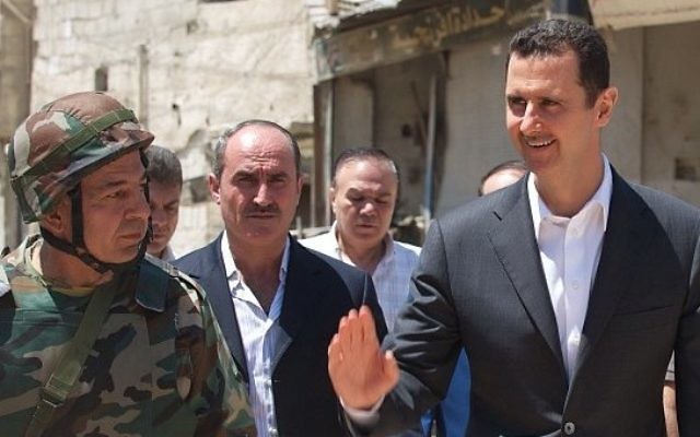 Le président syrien Bashar el-Assad à Daraya, le 1er août 2013. (Crédit : présidence syrienne/Instagram) Le président syrien Bashar el-Assad à Daraya, le 1er août 2013. (Crédit : présidence syrienne/Instagram)