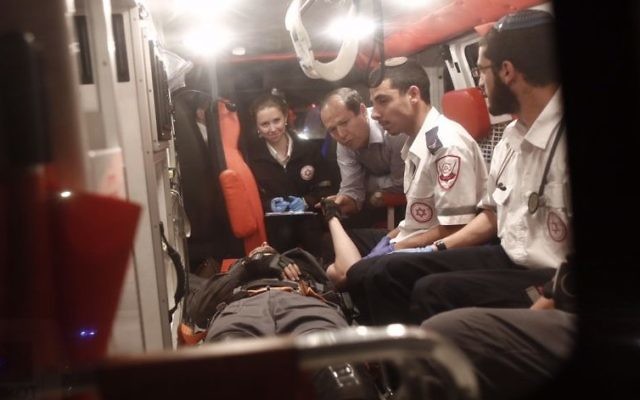 Le maire de Jérusalem Nir Barkat dans une ambulance évacuant un officier de police blessé par un chauffeur palestinien à A-Tur, Jérusalem Est, le 25 avril 2015. (Crédit : Yonatan Sindel/Flash90 Le maire de Jérusalem Nir Barkat dans une ambulance évacuant un officier de police blessé par un chauffeur palestinien à A-Tur, Jérusalem Est, le 25 avril 2015. (Crédit : Yonatan Sindel/Flash90