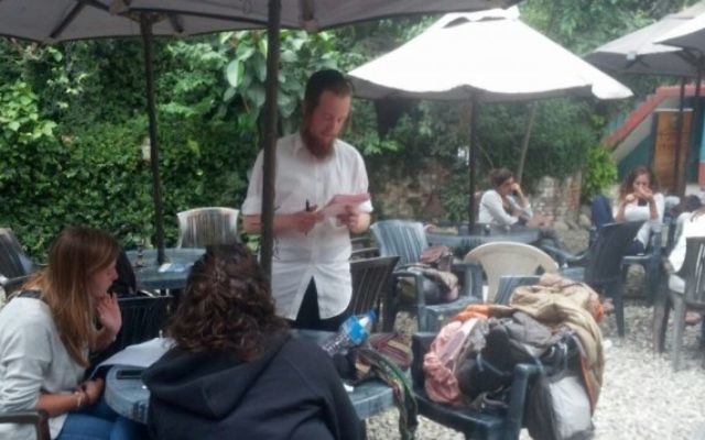 Les travailleurs du Chabad travaillent pour localiser les Israéliens qui ne sont pas entrés en contact au cours des derniers jours. (Crédit : Melanie Lidman / Times of Israël) Les travailleurs du Chabad travaillent pour localiser les Israéliens qui ne sont pas entrés en contact au cours des derniers jours. (Crédit : Melanie Lidman / Times of Israël)