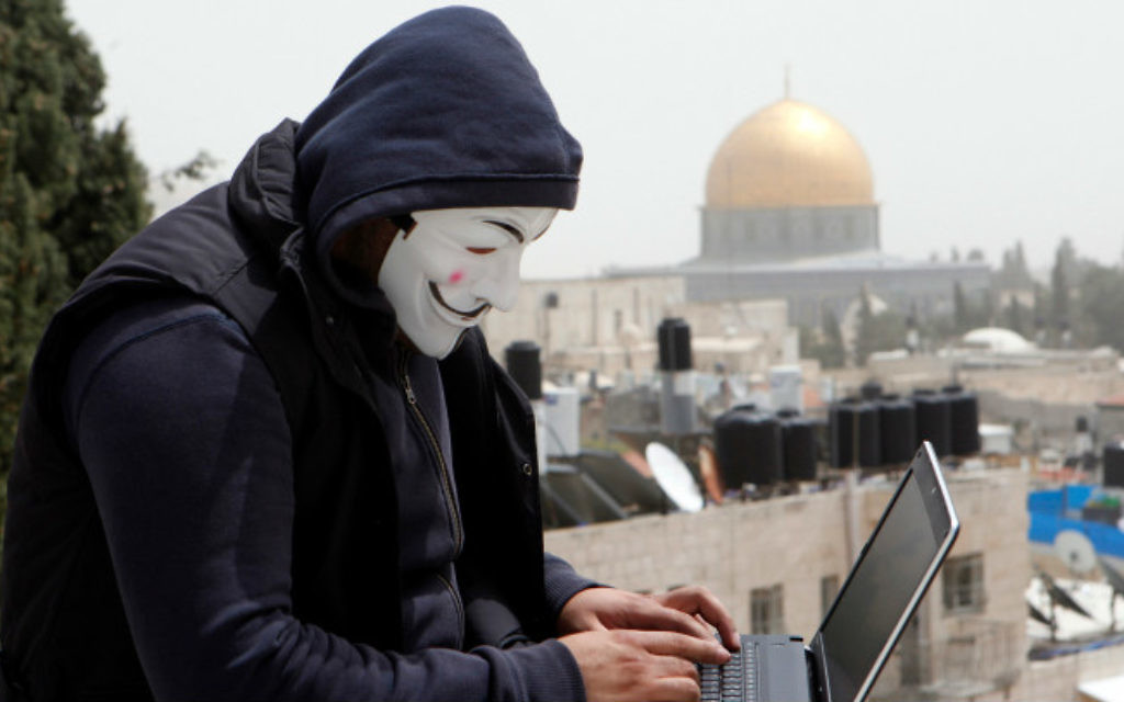Un pirate palestinien à Jérusalem, le 8 avril 2013. Illustration. (Crédit : Sliman Khader/Flash90) Un pirate palestinien à Jérusalem, le 8 avril 2013. Illustration. (Crédit : Sliman Khader/Flash90)