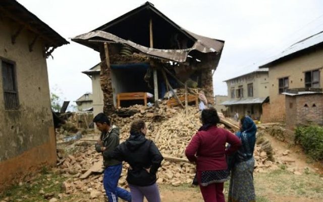 Des volontaires israéliens et des résidents locaux népalais dans le village de Manegau dans le quartier Kabri, où Tevel B'Tzedek travaille, qui a été lourdement endommagé dans le tremblement de terre de samedi. (Crédit :  Tevel B'Tzedek)