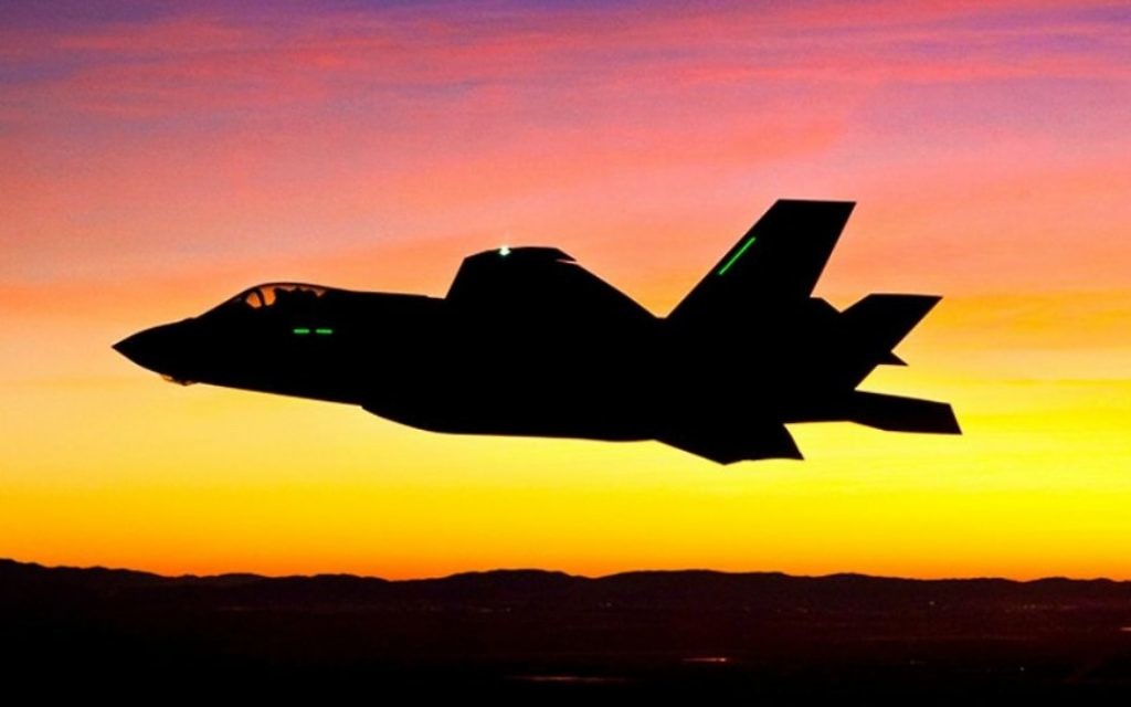 Un F-35 s'envole pour son premier vol de nuit le 18 janvier 2012 (Crédit : US Air Force / Tom Reynolds)