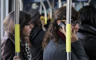 Dans le tramway de Jérusalem, en décembre 2012 (Crédit : Louis Fischer / Flash90)