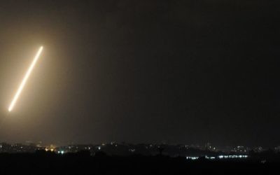 Une traînée de lumière faite par une roquette tirée depuis la bande de Gaza, le 21 août, 2014 (Crédit photo: AFP)