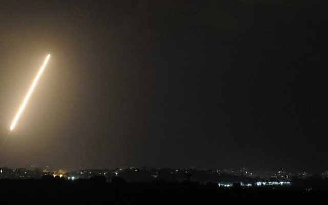 Une traînée de lumière faite par une roquette tirée depuis la bande de Gaza, le 21 août, 2014 (Crédit photo: AFP) Une traînée de lumière faite par une roquette tirée depuis la bande de Gaza, le 21 août, 2014 (Crédit photo: AFP)