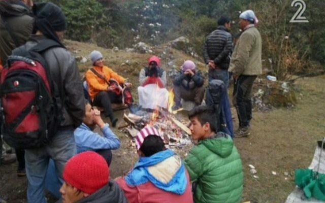 Des randonneurs israéliens et népalais secourus dans la région de Langtang, au Népal, le 28 avril 2015. (Capture d'écran : Channel 2) Des randonneurs israéliens et népalais secourus dans la région de Langtang, au Népal, le 28 avril 2015. (Capture d'écran : Channel 2)