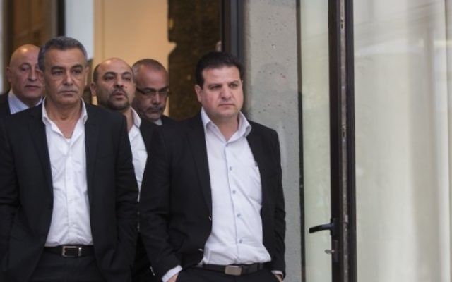 Les membres de la Liste arabe unie à la résidence du président israélien, à Jérusalem, le 22 mars 2015 (Crédit photo: Yonatan Sindel / FLASH90) Les membres de la Liste arabe unie à la résidence du président israélien, à Jérusalem, le 22 mars 2015 (Crédit photo: Yonatan Sindel / FLASH90)