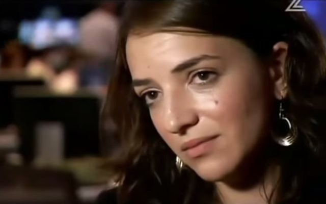 La journaliste israélo-arabe Lucy Aharish (Crédit : capture d'écran YouTube) La journaliste israélo-arabe Lucy Aharish (Crédit : capture d'écran YouTube)