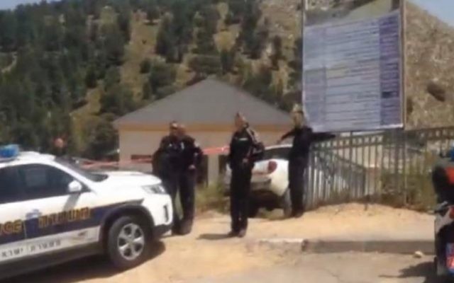 Le cordon de police près de la scène du crime à Nazareth, après la découverte du corps d'une touriste polonaise de 20 ans, le 19 avril 2015. Selon la police, elle aurait été violée et assassinée.  (Capture écran : Channel 2 / la Deuxième chaîne)