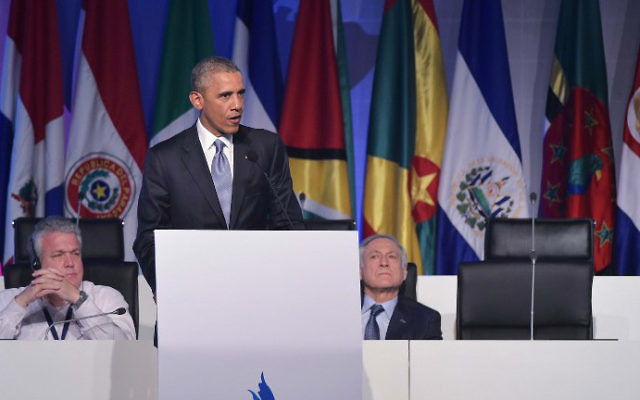 Le président américain Barack Obama dans un hôtel à Panama City le 10 avril 2015 (Crédit : AFP / MANDEL NGAN) Le président américain Barack Obama dans un hôtel à Panama City le 10 avril 2015 (Crédit : AFP / MANDEL NGAN)