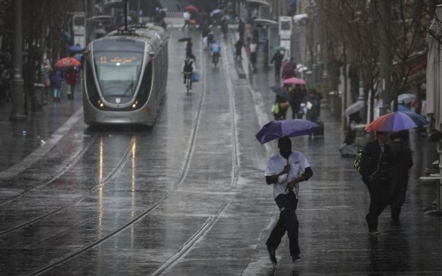 Photo illustrative de pluie à Jérusalem (Crédit : Hadas Parush/Flash90) Photo illustrative de pluie à Jérusalem (Crédit : Hadas Parush/Flash90)