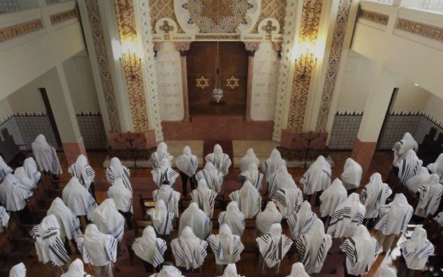 Les fidèles prient dans la synagogue Kadoorie – Mekor Haim à Porto, au Portugal, en mai 2014. (Crédit : communauté juive de Porto/JTA)