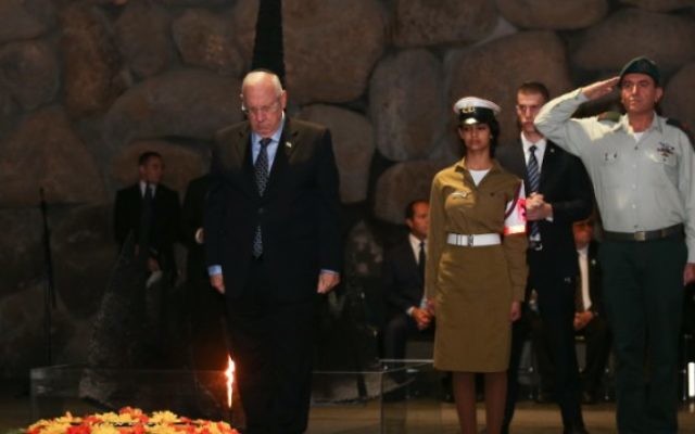Le président Reuven Rivlin pour la commémoration de Yom HaShoah, à Yad Vashem à Jérusalem, le 16 avril 2015. (Crédit : Hadas Parush/Flash90) Le président Reuven Rivlin pour la commémoration de Yom HaShoah, à Yad Vashem à Jérusalem, le 16 avril 2015. (Crédit : Hadas Parush/Flash90)