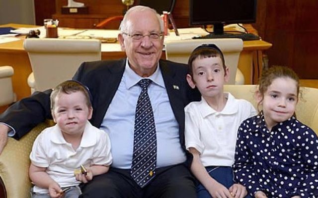 Le président Reuven Rivlin avec les enfants des émissaires au Népal du mouvement Habad, Rabbi Chezky et Chani Lifshitz, sont arrivés en Israël le 20 avril 2015. (Crédit : Mark Neiman / GPO) Le président Reuven Rivlin avec les enfants des émissaires au Népal du mouvement Habad, Rabbi Chezky et Chani Lifshitz, sont arrivés en Israël le 20 avril 2015. (Crédit : Mark Neiman / GPO)