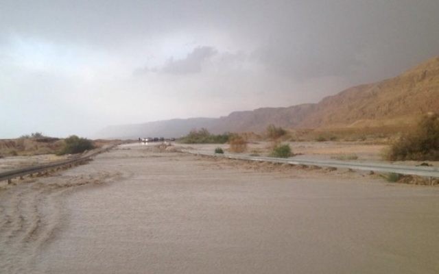 La police a fermé la route 90 dans l'Est d'Israël en raison d'inondations dues aux fortes pluies d'avril le 16 avril 2015. (Crédit photo: porte-parole de la police israélienne)