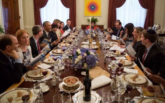 Le président américain Barack Obama et la Première Dame Michelle Obama reçoivent dea invités pour le dîner du Seder de Pessach à la Maison Blanche, le 3 avril 2015. (Crédit photo: Pete Souza / The White House)