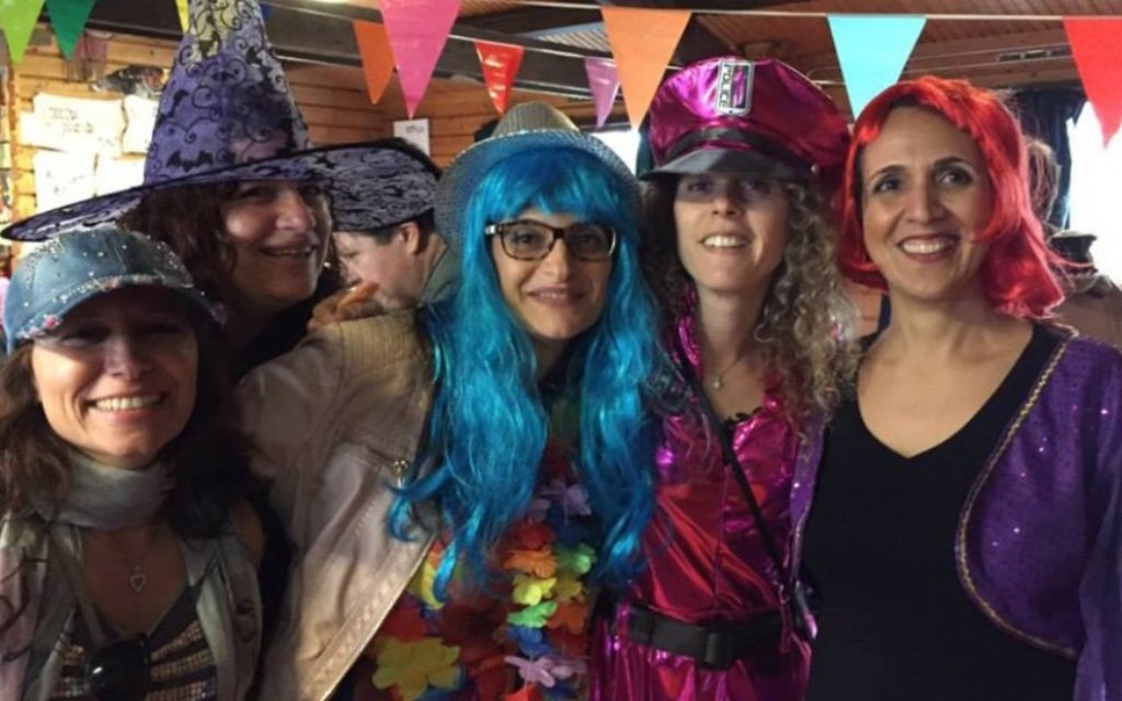Des Israéliens des Pays-Bas fêtent Pourim, au cours d'une fête organisée par le mouvement israélo-néerlandais Hatsofim (Courtesy of Hatsofim/JTA)