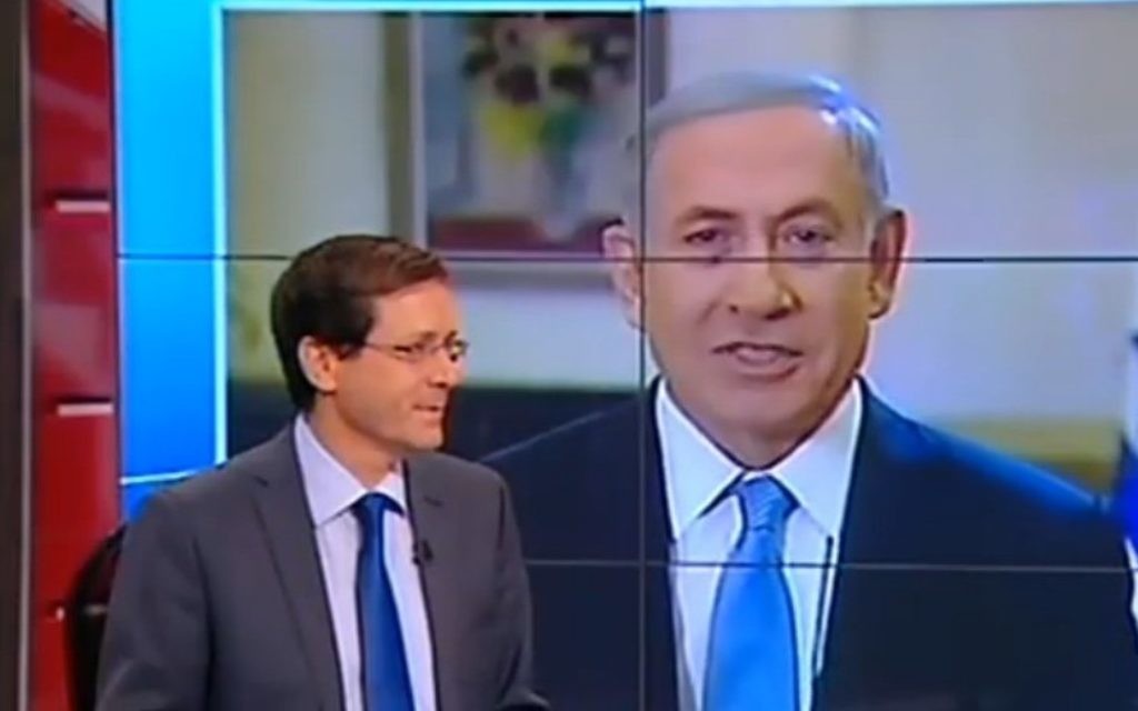 Le Premier ministre Benjamin Netanyahu débattant avec le chef Union sioniste Isaac Herzog qui se trouve dans le studio de la Deuxième chaîne, le 14 mars 2015. (Crédit : informations de la Deuxième chaîne)
