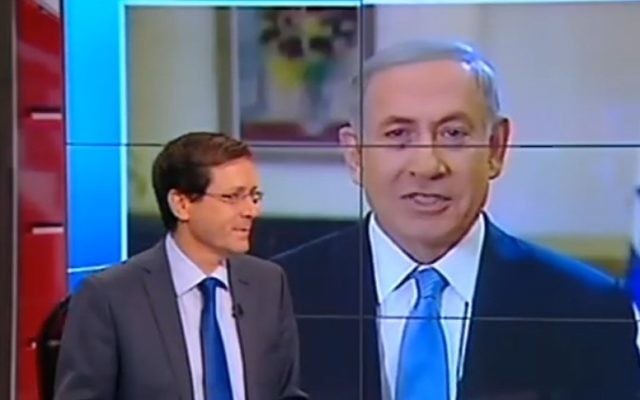 Le Premier ministre Benjamin Netanyahu débattant avec le chef Union sioniste Isaac Herzog qui se trouve dans le studio de la Deuxième chaîne, le 14 mars 2015. (Crédit : informations de la Deuxième chaîne)