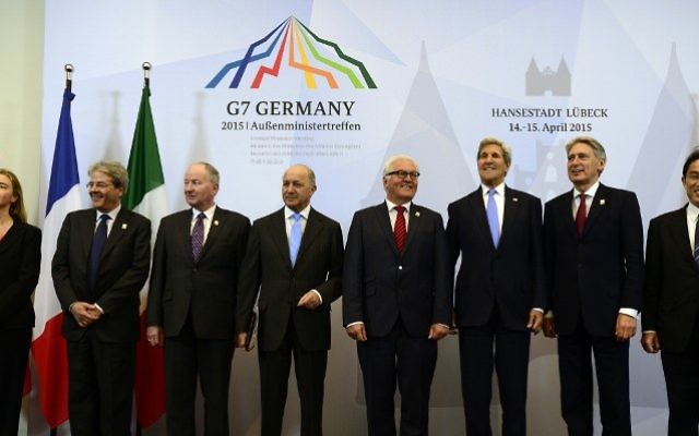 (De gauche à droite) La Haute Représentante de l'Union européenne pour les affaires étrangères et la politique sécuritaire Federica Mogherini, le ministre italien des Affaires étrangères Paolo Gentiloni, le ministre canadien des Affaires étrangères, Rob Nicholson, le ministre français des Affaires étrangères Laurent Fabius, le ministre allemand des Affaires étrangères Frank-Walter Steinmeier, le secrétaire d'Etat américain John Kerry , le ministre britannique des Affaires étrangères Philip Hammond et le ministre japonais des Affaires étrangères, Fumio Kishida posent pour une photo de famille au cours d'une réunion des ministres des Affaires étrangères du G7 à Lübeck, Allemagne, le 15 Avril 2015 (Crédit : John Macdougall) (De gauche à droite) La Haute Représentante de l'Union européenne pour les affaires étrangères et la politique sécuritaire Federica Mogherini, le ministre italien des Affaires étrangères Paolo Gentiloni, le ministre canadien des Affaires étrangères, Rob Nicholson, le ministre français des Affaires étrangères Laurent Fabius, le ministre allemand des Affaires étrangères Frank-Walter Steinmeier, le secrétaire d'Etat américain John Kerry , le ministre britannique des Affaires étrangères Philip Hammond et le ministre japonais des Affaires étrangères, Fumio Kishida posent pour une photo de famille au cours d'une réunion des ministres des Affaires étrangères du G7 à Lübeck, Allemagne, le 15 Avril 2015 (Crédit : John Macdougall)