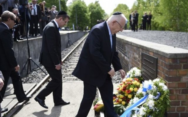 Le président Reuven Rivlin (à droite) et l'ambassadeur d'Israël en Allemagne, Yakov Hadas-Handelsman prennent part à une cérémonie au mémorial de la déportation des Juifs de Berlin dans des camps de concentration, à la Grunewald gare, le le 11 mai 2015. (Crédit : Odd Andersen / AFP) Le président Reuven Rivlin (à droite) et l'ambassadeur d'Israël en Allemagne, Yakov Hadas-Handelsman prennent part à une cérémonie au mémorial de la déportation des Juifs de Berlin dans des camps de concentration, à la Grunewald gare, le le 11 mai 2015. (Crédit : Odd Andersen / AFP)