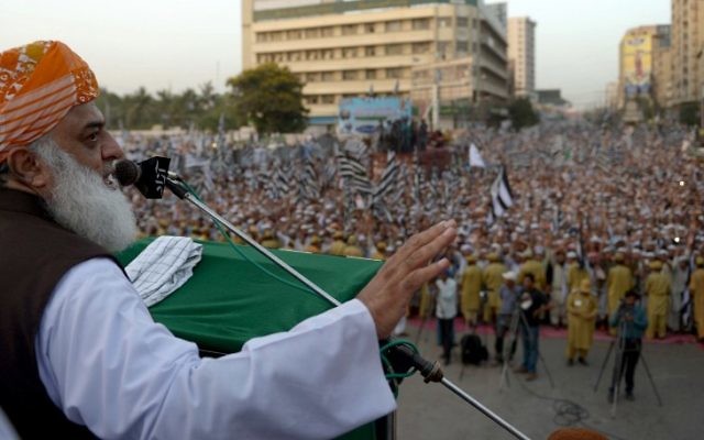 Le chef du parti extrémiste religieux du Pakistan, Jamiat Ulema Islam (JUI), Maulana Fazalur Rehman (g) s'adresse aux partisans lors d'un rassemblement à l'appui de la campagne menée contre les rebelles Houthis au Yémen, à Karachi, le 1er mai 2015. (Crédit : AFP PHOTO / RIZWAN TABASSUM) Le chef du parti extrémiste religieux du Pakistan, Jamiat Ulema Islam (JUI), Maulana Fazalur Rehman (g) s'adresse aux partisans lors d'un rassemblement à l'appui de la campagne menée contre les rebelles Houthis au Yémen, à Karachi, le 1er mai 2015. (Crédit : AFP PHOTO / RIZWAN TABASSUM)
