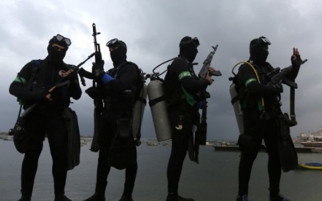 Les plongeurs des Brigades Ezzedine al-Qassam, la branche armée du Hamas, pendant une cérémonie marquant le 27e anniversaire de la création du mouvement terroriste, à Gaza Ville, le 14 décembre 2014. (Crédit : Mahmud Hams/AFP)