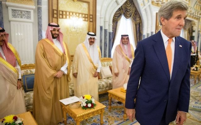 John Kerry, alors secrétaire d'Etat américain,à droite, avec le prince Mohammed ben Salmane (2e à gauche), le fils du roi Salmane d'Arabie saoudite, et d'autres fonctionnaires de la Cour royale, à Riyad, en Arabie Saoudite, le 7 mai 2015. (Crédit : Andrew Harnik/Pool/AFP) John Kerry, alors secrétaire d'Etat américain,à droite, avec le prince Mohammed ben Salmane (2e à gauche), le fils du roi Salmane d'Arabie saoudite, et d'autres fonctionnaires de la Cour royale, à Riyad, en Arabie Saoudite, le 7 mai 2015. (Crédit : Andrew Harnik/Pool/AFP)