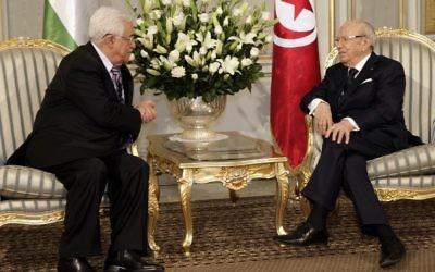 Le président tunisien Béji Caïd Essebsi (d) parle à Mahmoud Abbas lors d'une réunion au Palais de Carthage à Tunis, le 12 mai 2015. (Crédit : AFP PHOTO / FETHI BELAID