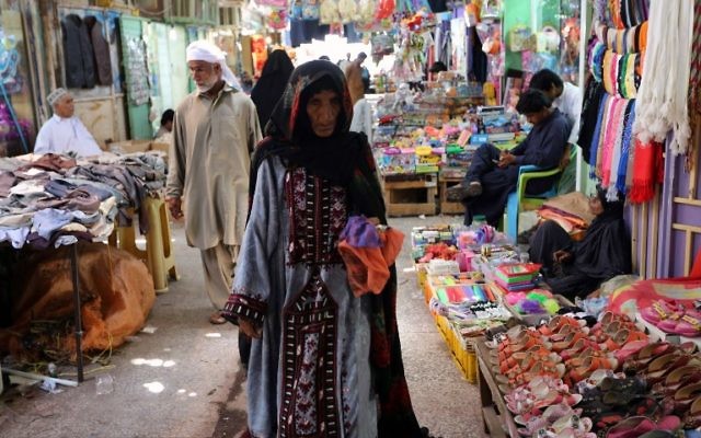 Une Iranienne faisant son marché dans le vieux bazar dans la ville côtière du sud de Chabahar le 13 mai 2015 (Crédit : AFP PHOTO / ATTA KENARE)