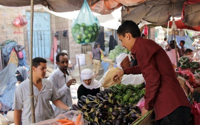 Profitant de la trêve les habitants achètent des légumes sur un marché de la vieille ville dans le sud-ouest du Yémen à Taez, le 13 mai 2015 (Crédit :AFP PHOTO / Abdel Rahman ABDALLAH)