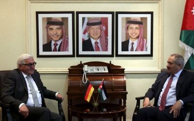 Frank-Walter Steinmeier lors d'une conférence de presse conjointe avec son homologue jordanien Nasser Joudeh - 16 mai 2015 (Crédit : AFP)