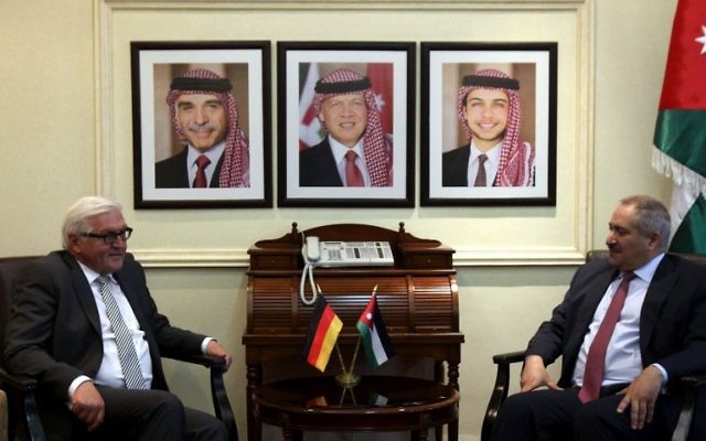 Frank-Walter Steinmeier lors d'une conférence de presse conjointe avec son homologue jordanien Nasser Joudeh - 16 mai 2015 (Crédit : AFP)