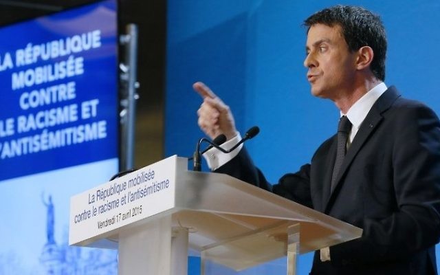 Le Premier ministre français Manuel Valls présente le plan du gouvernement visant à lutter contre le racisme et l'antisémitisme à la préfecture de Créteil dans le sud-est de la banlieue de Paris le 17 avril 2015 (Crédit : AFP / Patrick Kovarik) Le Premier ministre français Manuel Valls présente le plan du gouvernement visant à lutter contre le racisme et l'antisémitisme à la préfecture de Créteil dans le sud-est de la banlieue de Paris le 17 avril 2015 (Crédit : AFP / Patrick Kovarik)