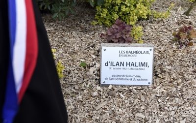 La stèle rendant hommage à Ilan Halimi à Bagneux, le 5 mai 2015. (Crédit : Alain Jocard/AFP)